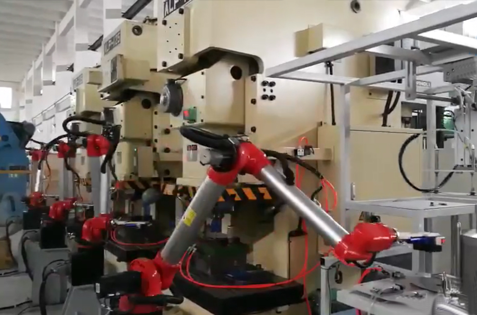 沖壓生產(chǎn)線(xiàn)工業(yè)機器人